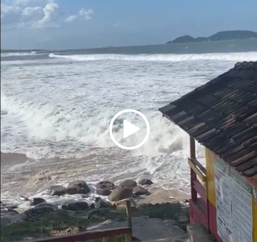 Maré alta e fortes ondas foram registradas pelos moradores nesta segunda-feira &#8211; Foto: Divulgação/ND