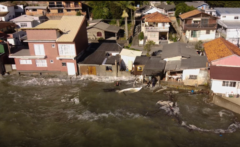 Casas, ranchos de pesca e com&eacute;rcios foram afetados pela mar&eacute; alta – Foto: Humberto Ferreira