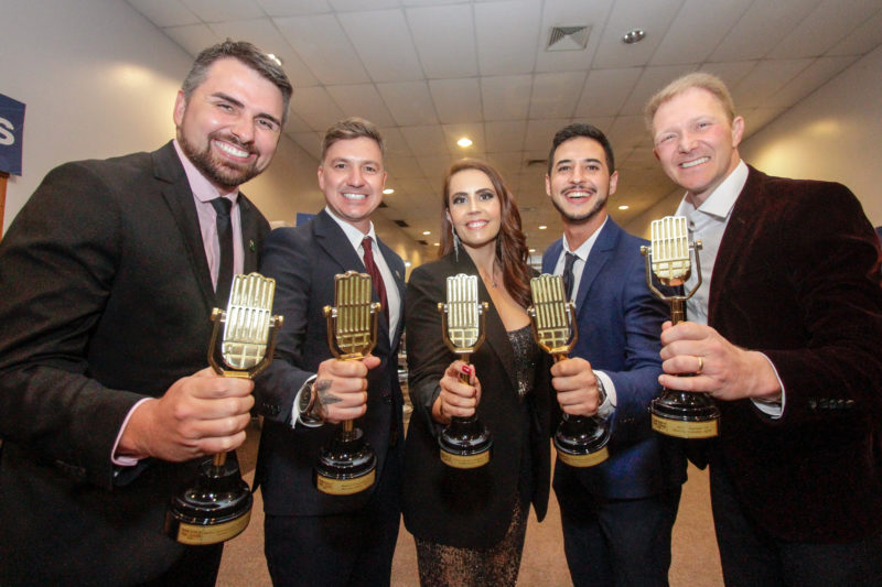 Rodrigo Vieira, Marcelo Feble, Karina Koppe, Lucas Leal e Eduardo Cristófoli foram os vencedores do Microfone de Ouro  &#8211; Foto: Leo Munhoz/ND