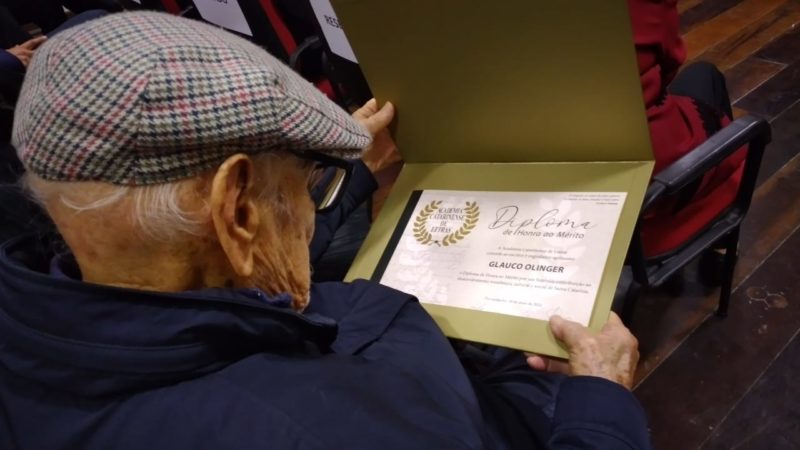 Glauco Olinger nos primeiros minutos com seu novo diploma em m&atilde;os – Foto: N&iacute;colas Hor&aacute;cio/ND