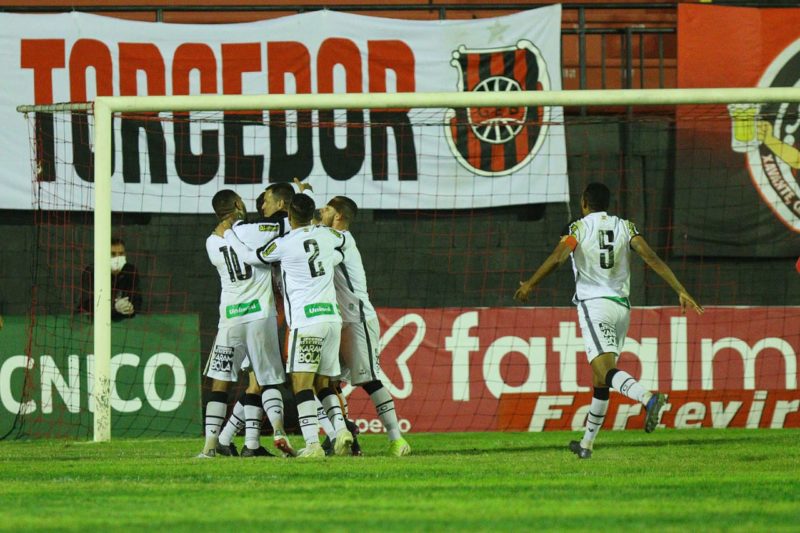 Jogadores do Figueirense comemoram o gol de Wilson &#8211; Foto: Volmer Perez / GEB