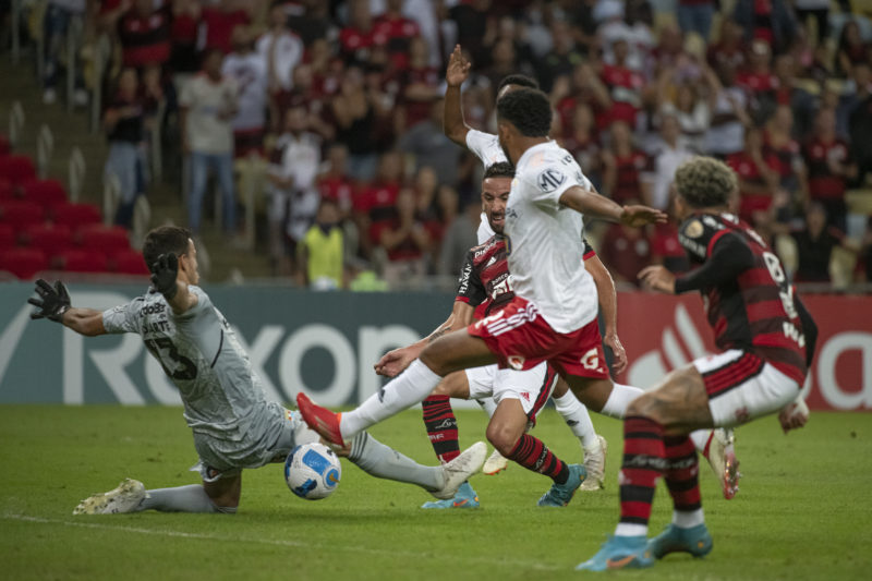Isla finaliza para marcar o primeiro do Flamengo – Foto: Alexandre Vidal/Flamengo