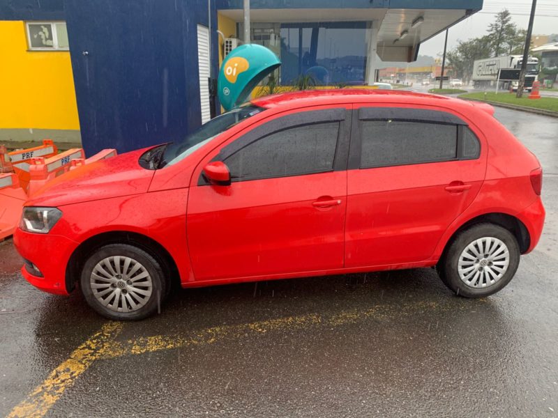 Carro que foi utilizado em sequestro seguido de fuga do suspeito de matar policial em SC – Foto: Portal Alexandre Jos&eacute;