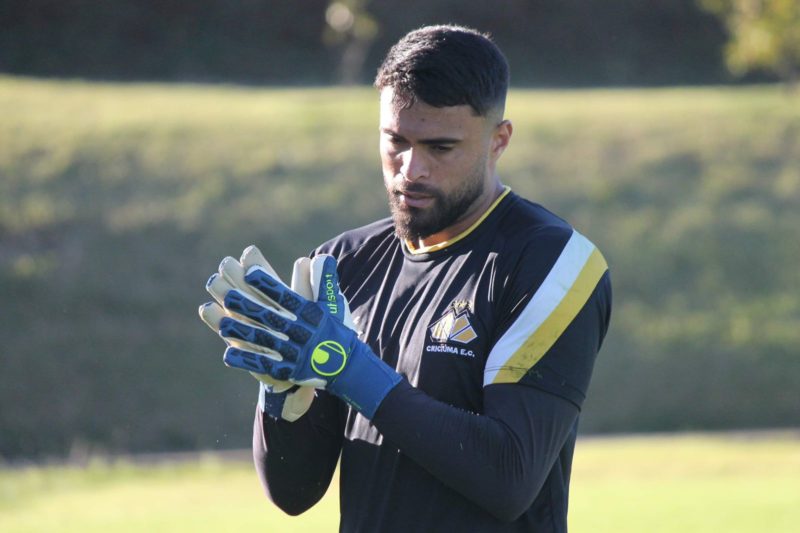 Goleiro Gustavo parou o ataque do Gr&ecirc;mio. – Foto: Celso da Luz/Crici&uacute;ma EC/Divulga&ccedil;&atilde;o