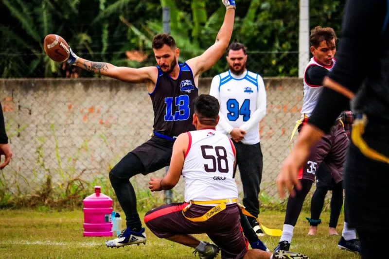 Conheça o flag, modalidade derivada do futebol americano e praticada em  Florianópolis