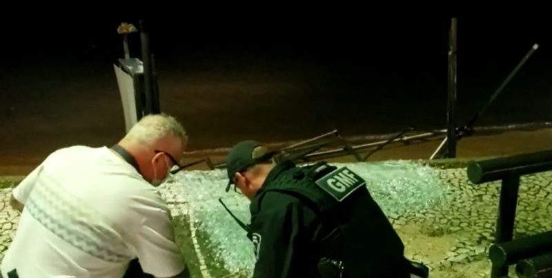 Guarda Municipal de Florian&oacute;polis esteve no local para isolar os fios da rede el&eacute;trica- Foto: Divulga&ccedil;&atilde;o/GMF/ND