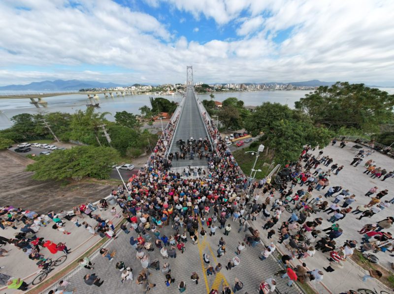 Centenas de pessoas se reuniram para celebrar o aniversário da ponte &#8211; Foto: Luis Gustavo Debiasi/ND