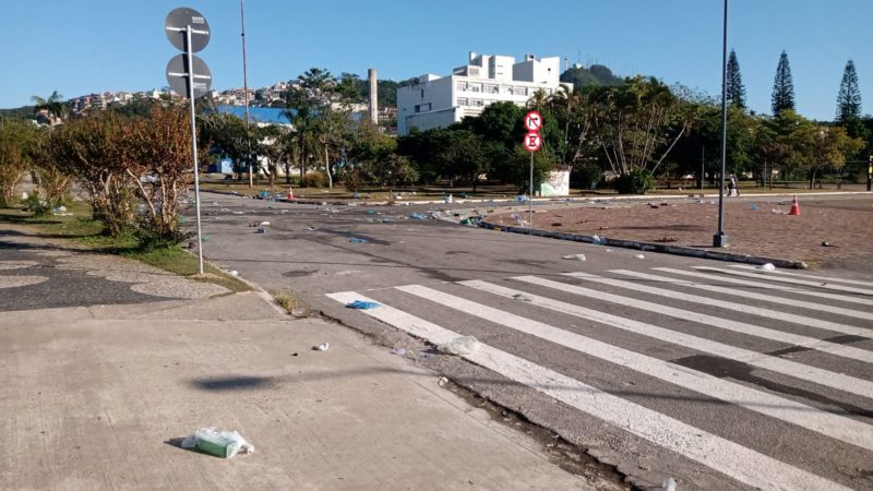 Campus localizado no bairro Trindade amanheceu com lixo pelo chão &#8211; Foto: Divulgação/ND