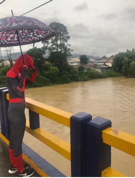 Homem Aranha foi registrado vendo o nível do rio &#8211; Foto: Reprodução/Rio do Sul Mil Grau/ND