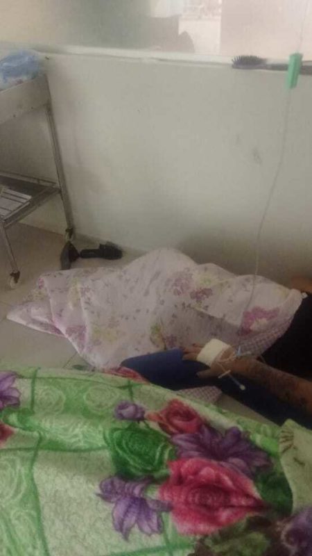 Na imagem é possível ver o paciente deitado no chão ao lado da poltrona