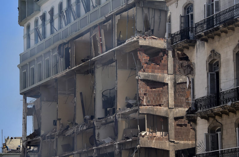 Imagem mostra a fachada do hotel Saratoga ap&oacute;s a explos&atilde;o em Havana – Foto: Adalberto Roque/AFP/ND