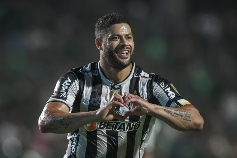 Hulk, do Atlético-MG, corre para comemorar gol