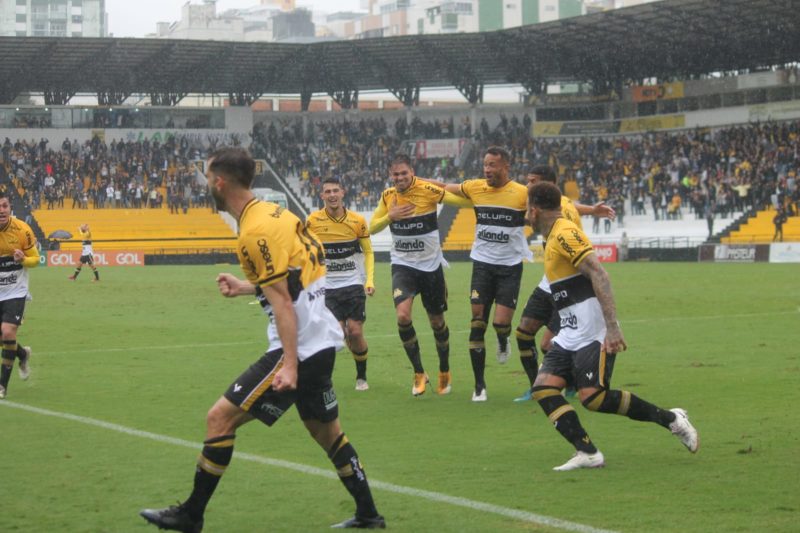 Jogadores do Tigre comemoram o gol de Z&eacute; Marcos. – Foto: Celso da Luz/Crici&uacute;ma E.C