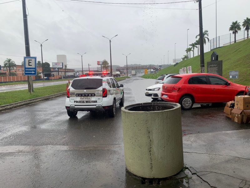 Motorista deste ve&iacute;culo foi feito ref&eacute;m em Blumenau e PM suspeita de nova fuga do homem que atropelou e matou policial em Massaranduba – Foto: Alexandre Jos&eacute;/NDTV