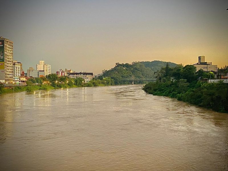 Com tr&eacute;gua da chuva, proje&ccedil;&atilde;o de que o rio Itaja&iacute; A&ccedil;u em Blumenau passasse de 10 metros n&atilde;o se confirmou – Foto: Mois&eacute;s Stuker/ND