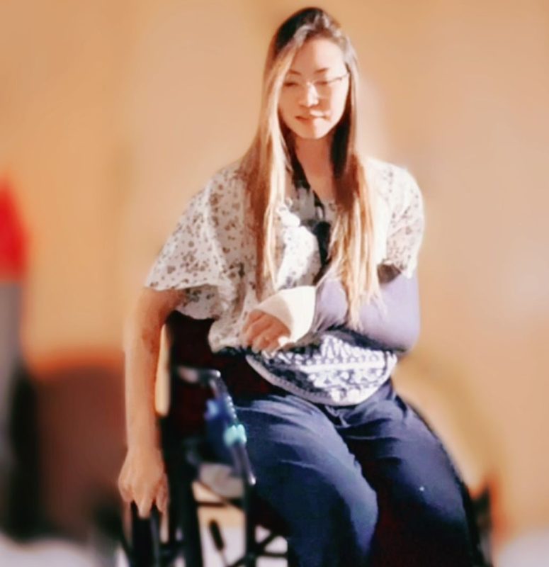 Karen est&aacute; na cadeira de rodas ap&oacute;s ser atropelada por motociclista em cima da faixa de seguran&ccedil;a em Blumenau – Foto: Divulga&ccedil;&atilde;o/ND