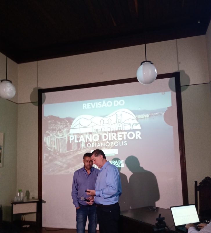 Prefeito Top&aacute;zio Neto e o presidente da C&acirc;mara de Florian&oacute;polis, Roberto Katumi – Foto: Fabio Gadotti