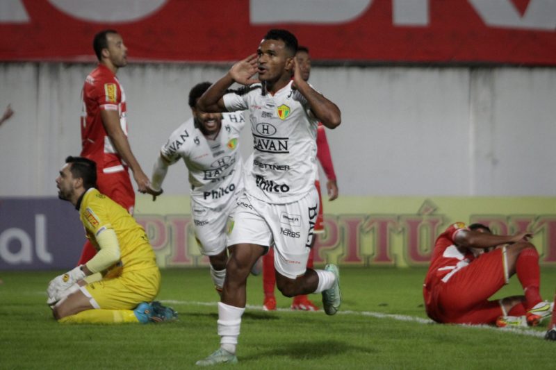 Alex Sandro fez o gol e saiu para comemorar com o torcedor do Quadricolor – gol invalidado ap&oacute;s uma an&aacute;lise de quase dez minutos do VAR; esperan&ccedil;a do gols do time de Luan Carlos – Foto: Lucas Gabriel Cardoso/Brusque FC