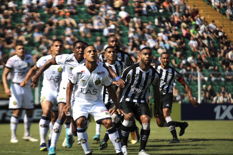 Vit&oacute;ria diante do Aparecidense recolocou o Figueirense na briga; Figueirense precisa voltar a vencer na temporada – Foto: Patrick Floriani/FFC
