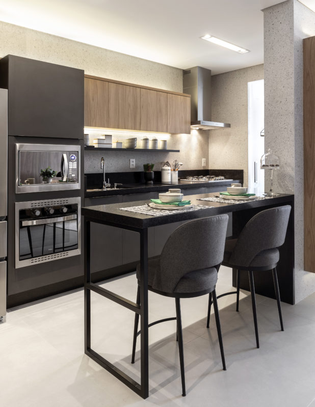 A bancada de porcelanato reforça a personalidade e o clima do ambiente – Foto: Fernando Willadino/ND