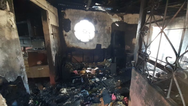 Interior da casa ficou destruídos após o incêndio &#8211; Foto: CBMSC/Divulgação/ND