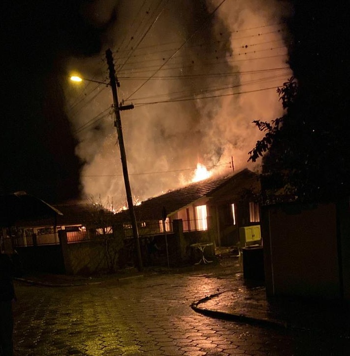 Uma resid&ecirc;ncia foi destru&iacute;da em inc&ecirc;ndio, no munic&iacute;pio de Alfredo Wagner – Foto: CBMSC/Divulga&ccedil;&atilde;o/ND