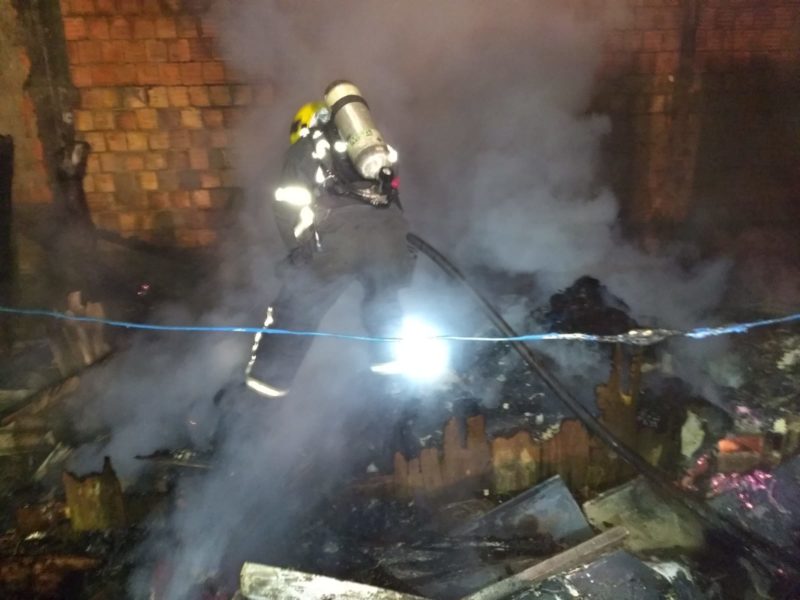 Secador de cabelos esquecido ligado causa incêndio em residência