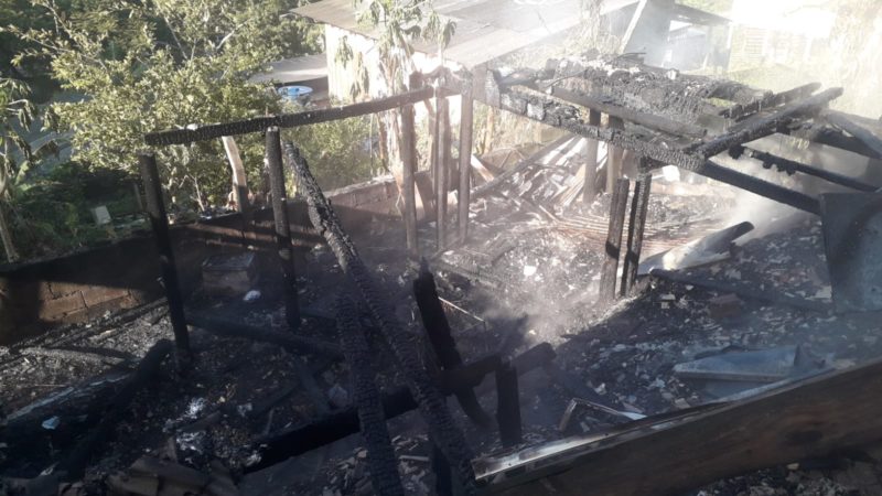 Inc&ecirc;ndio aconteceu na manh&atilde; desta quinta-feira (12) – Foto: Corpo de Bombeiros/Divulga&ccedil;&atilde;o/ND