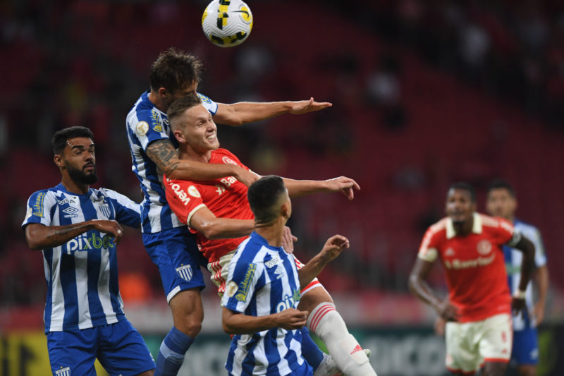 Bressan, do Avaí, sobe para cabecear a bola durante o empate contra o Internacional