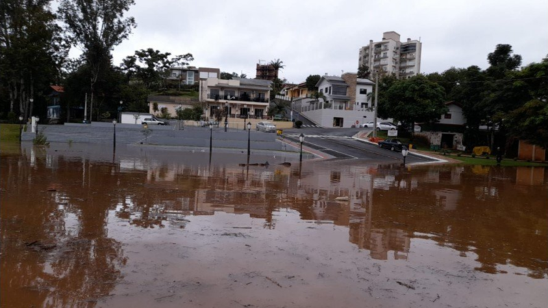 Travessia de balsa e lancha no Rio Uruguai est&aacute; suspensa em Monda&iacute; – Foto: Guilheme Pisetta/Portal Peperi/ND