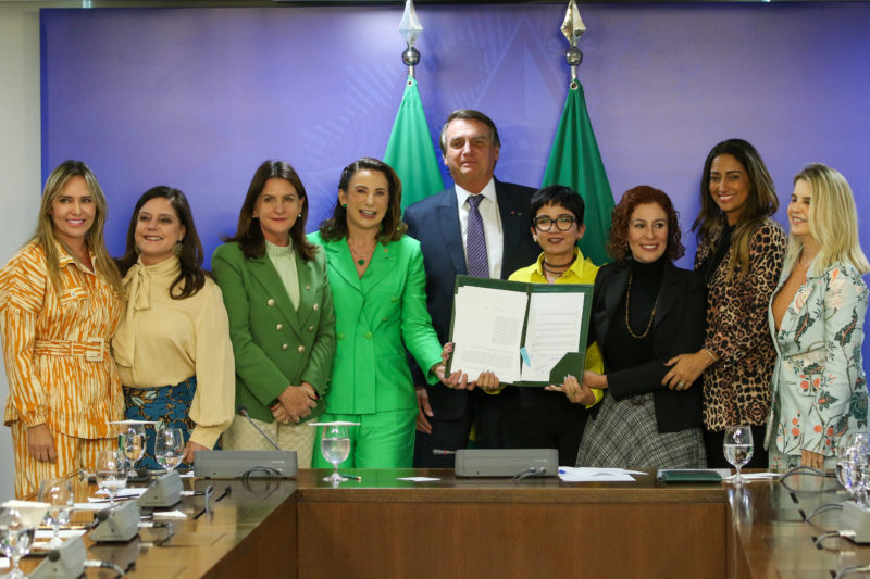 O presidente da Rep&uacute;blica, Jair Bolsonaro, acompanhado de parlamentares da bancada feminina da C&acirc;mara dos Deputados, sanciona o Projeto de Lei 1360/21, denominado Henry Borel – Foto: Fabio Rodrigues-Pozzebom/Ag&ecirc;ncia Brasil/ND