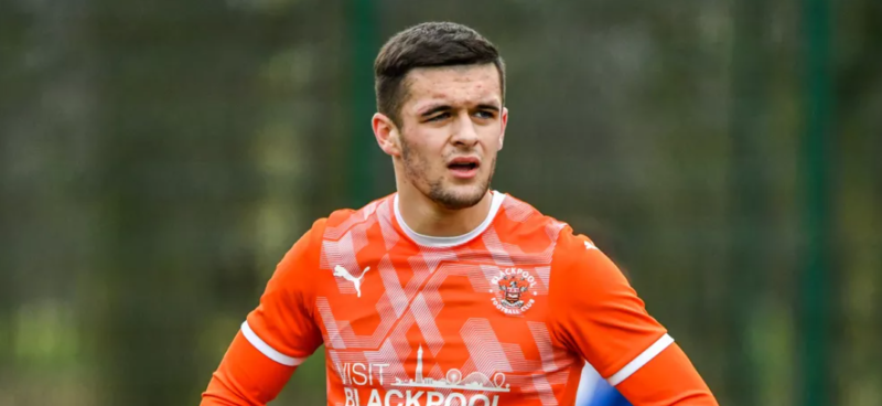 Jake Daniels, atacante do Blackpool, revelou ser gay – Foto: Divulga&ccedil;&atilde;o Blackpool