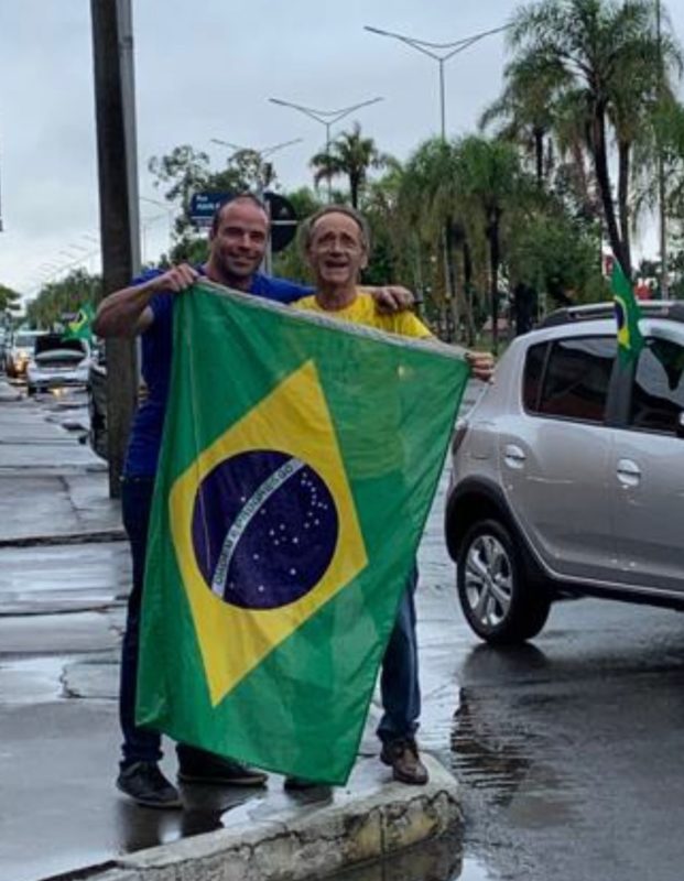 O deputado estadual Jess&eacute; Lopes foi abordado e cumprimentando por v&aacute;rias pessoas como o empres&aacute;rio Nilson Olivo., durante a manifesta&ccedil;&atilde;o. – Foto: Divulga&ccedil;&atilde;o