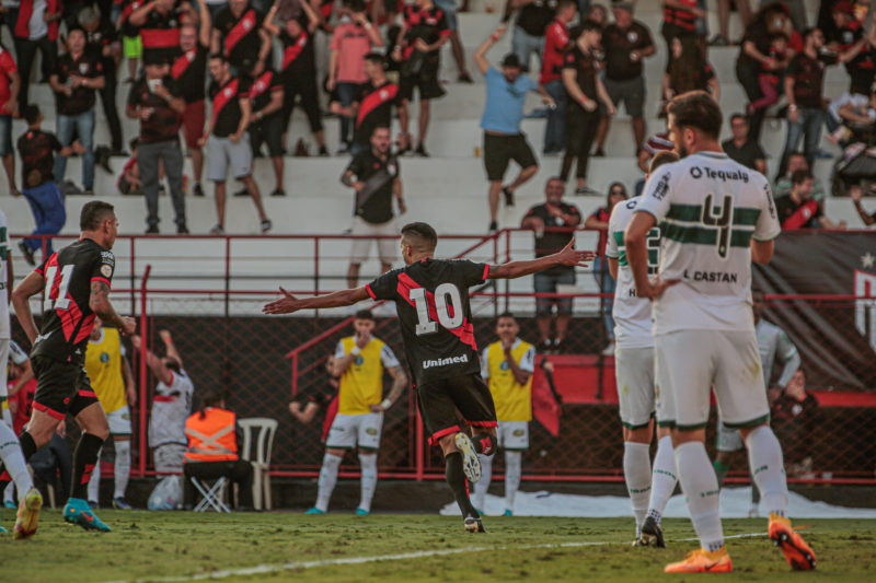 Jorginho comemora um dos gols do Dragão &#8211; Foto: Bruno Corsino/ACG