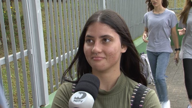&ldquo;Tirei o t&iacute;tulo de eleitor porque quero uma presid&ecirc;ncia melhor&rdquo;, disse a jovem de 17 anos – Foto: Reprodu&ccedil;&atilde;o/NDTV