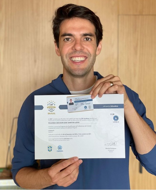 Kaká segura o diploma de treinador da CBF