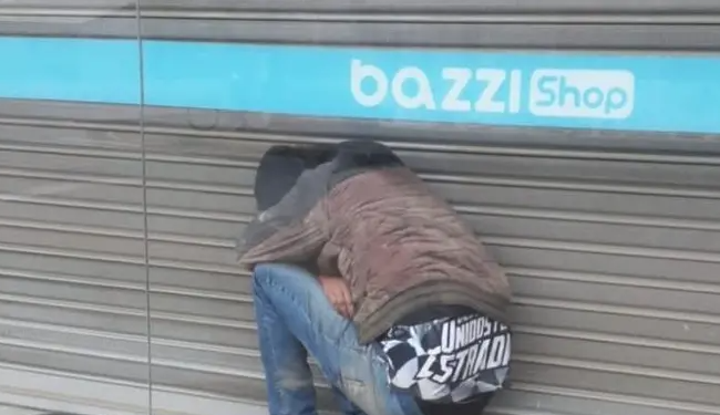 Homem ficou entalado na vitrine da loja – Foto: Divulga&ccedil;&atilde;o/ND