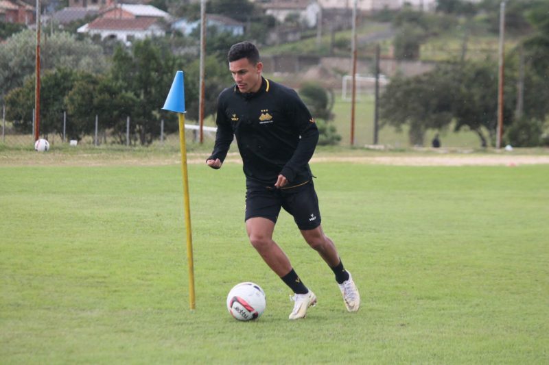 Volante L&eacute;o Costa &eacute; um dos principais jogadores do Tigre. – Foto: Celso da Luz-Assessoria Crici&uacute;ma