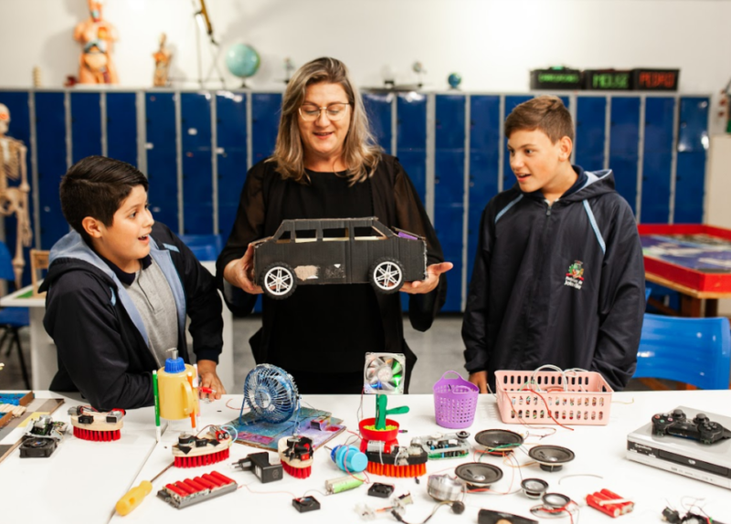 Alunos aprendem com a professora como reutilizar o lixo eletrônico