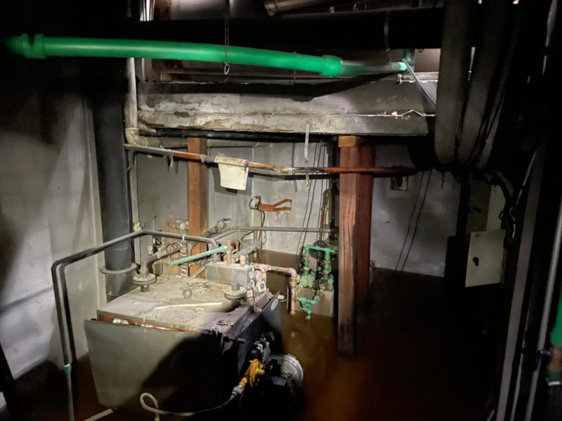 Estrutura de aquecimento de água a gás fica na parte subterrânea do hotel &#8211; Foto: CBMSC/Divulgação/ND