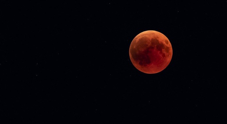 O eclipse lunar irá ocorrer nesta sexta-feira