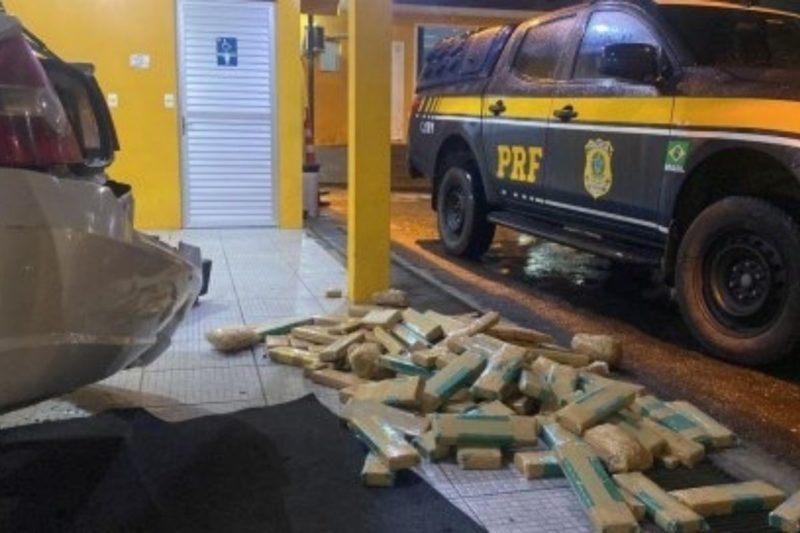 Mais de 80 kg de droga foram apreendidos em ve&iacute;culo em Barra Velha – Foto: PRF/Divulga&ccedil;&atilde;o