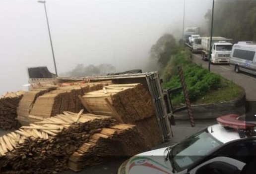 O caminh&atilde;o derrubou a carga de t&aacute;buas de madeira na pista da Serra do Rio do Rastro. – Foto: Divulga&ccedil;&atilde;o PMRv/Maicon Domingos Ceron