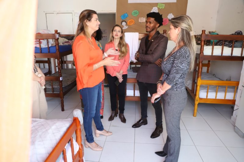 Siyabuela Mandela, foi recebido pela fundadora da Funda&ccedil;&atilde;o Somar, Cintia de Queiroz Loureiro, e pela diretora executiva, Juliana Galliano – Foto: Marcos Albuquerque/PMF/Divulga&ccedil;&atilde;o/ND