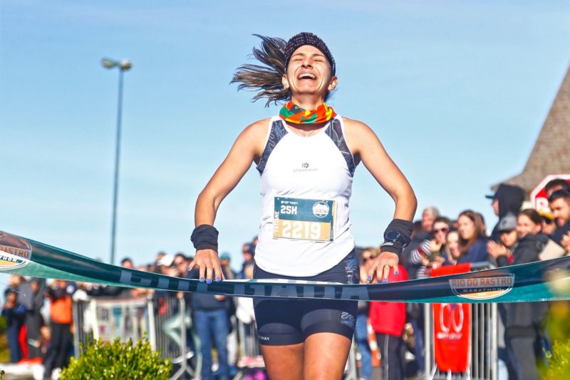 Tatiane Gomes Marcos, de Morro da Fumaça, venceu os 25km da prova de corrida - Foto: Christian Mendes/Foco Radical/Divulgação/ND