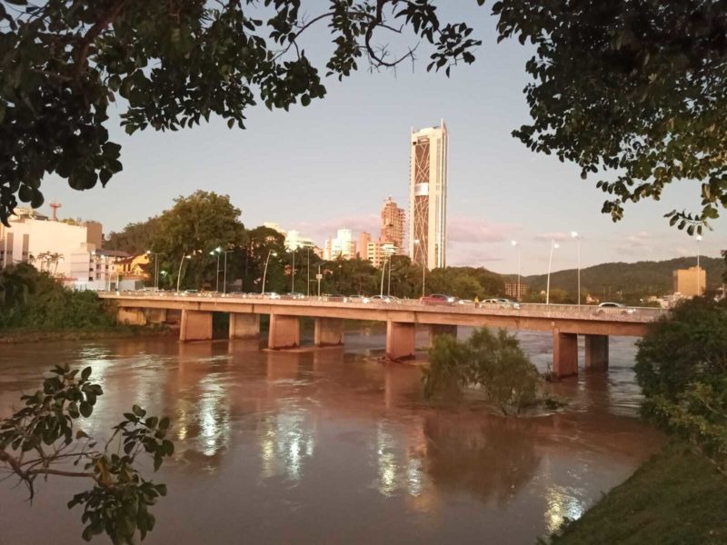 como ficará o tempo em Blumenau?