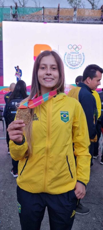 Maria Eduarda Casagrande Trajano, representou São José na Argentina e agora pode comemorar a medalha de ouro no peito – Foto: Divulgação Secom/PMSJ