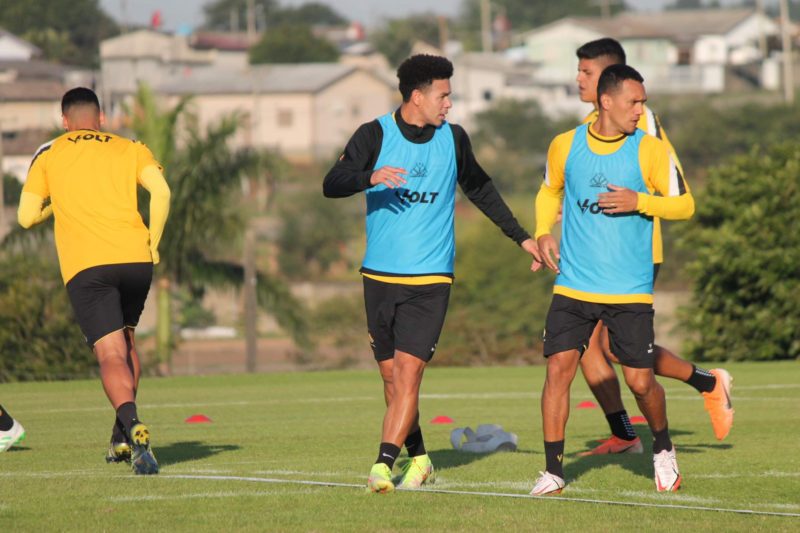 Marquinhos Gabriel (centro) treinou normalmente e pode aparecer no jogo diante do Cruzeiro. &#8211; Foto: Celso da Luzz &#8211; Assessoria do Criciúma
