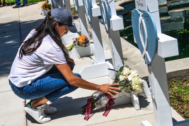 Crucifixos de madeira foram colocados em frente ao colégio onde ocorreu o tiroteio – Foto: CHANDAN KHANNA/AFP