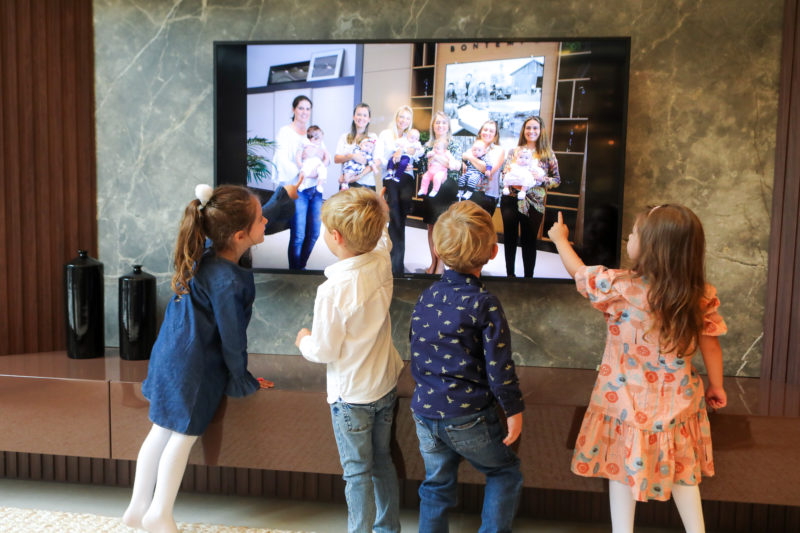 As crian&ccedil;as se reconhecendo na foto do primeiro encontro das m&atilde;es – Foto: Fabr&iacute;cia Pinho/Reprodu&ccedil;&atilde;o/ND